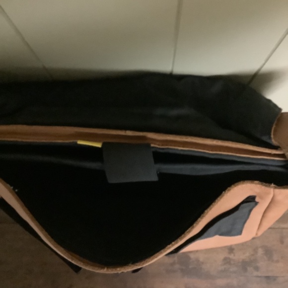 Large Leather Camel colored Laptop messenger bag. - Picture 6 of 7